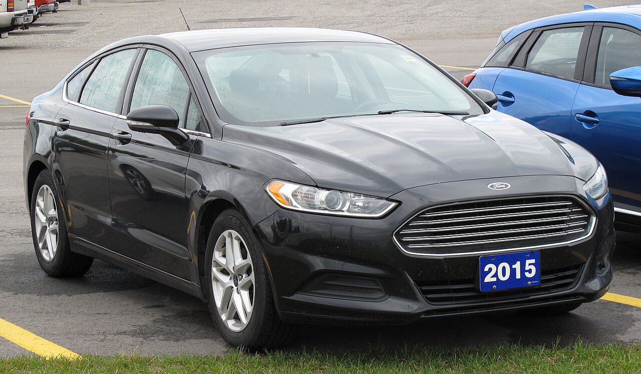 2015 Ford Fusion SE sedan, front right view