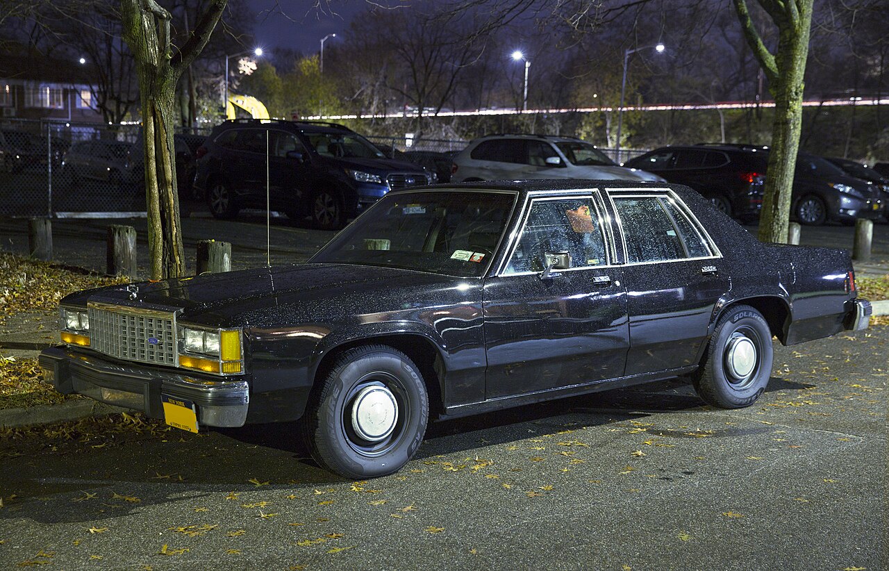1986 Ford LTD Crown Victoria, front left view
