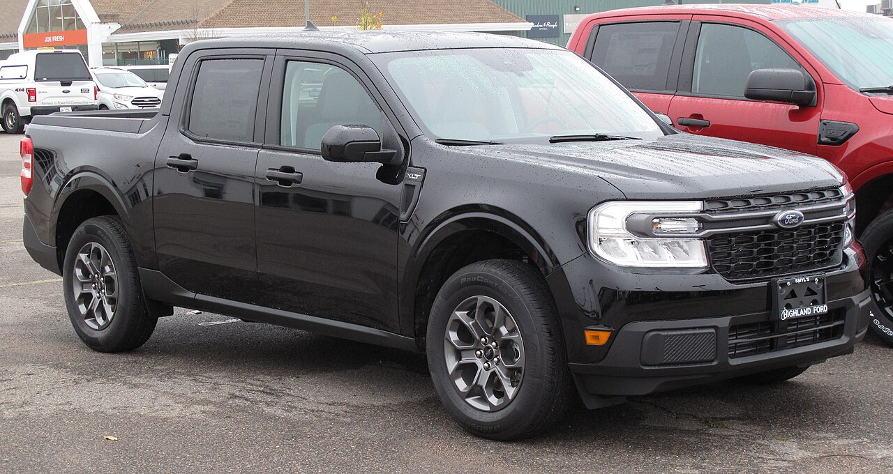 2022 Ford Maverick XLT pickup, front right view